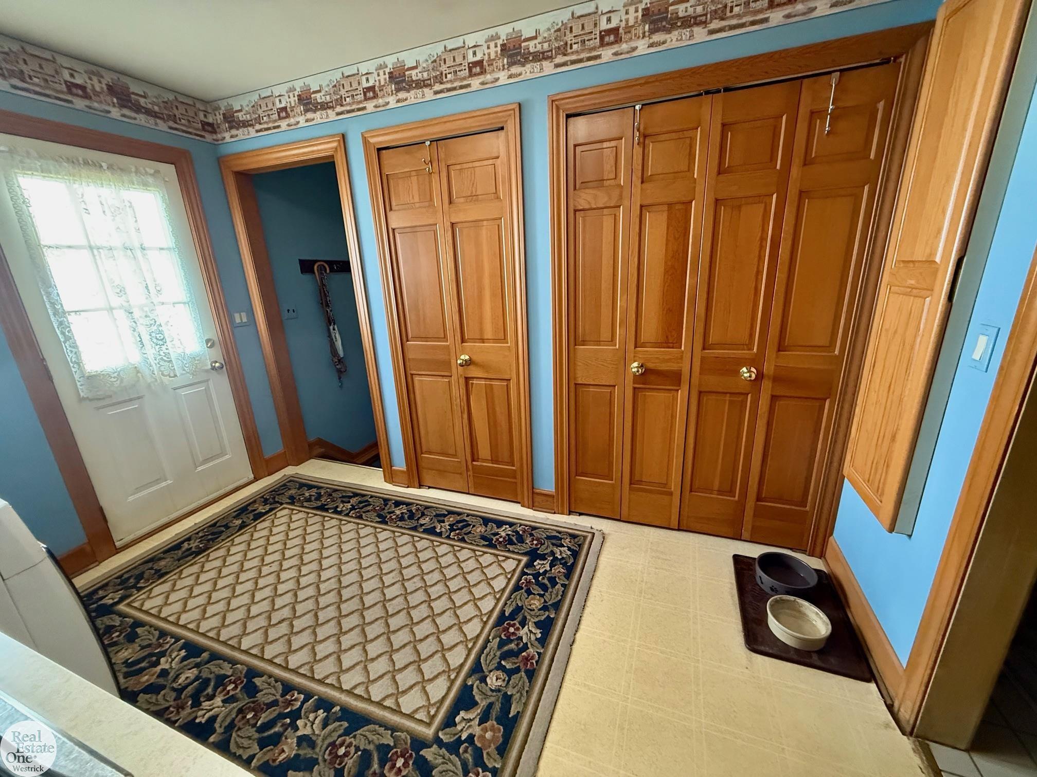 Image 3: Entry area