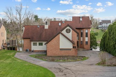 10785 Oxbow Lakeshore Drive