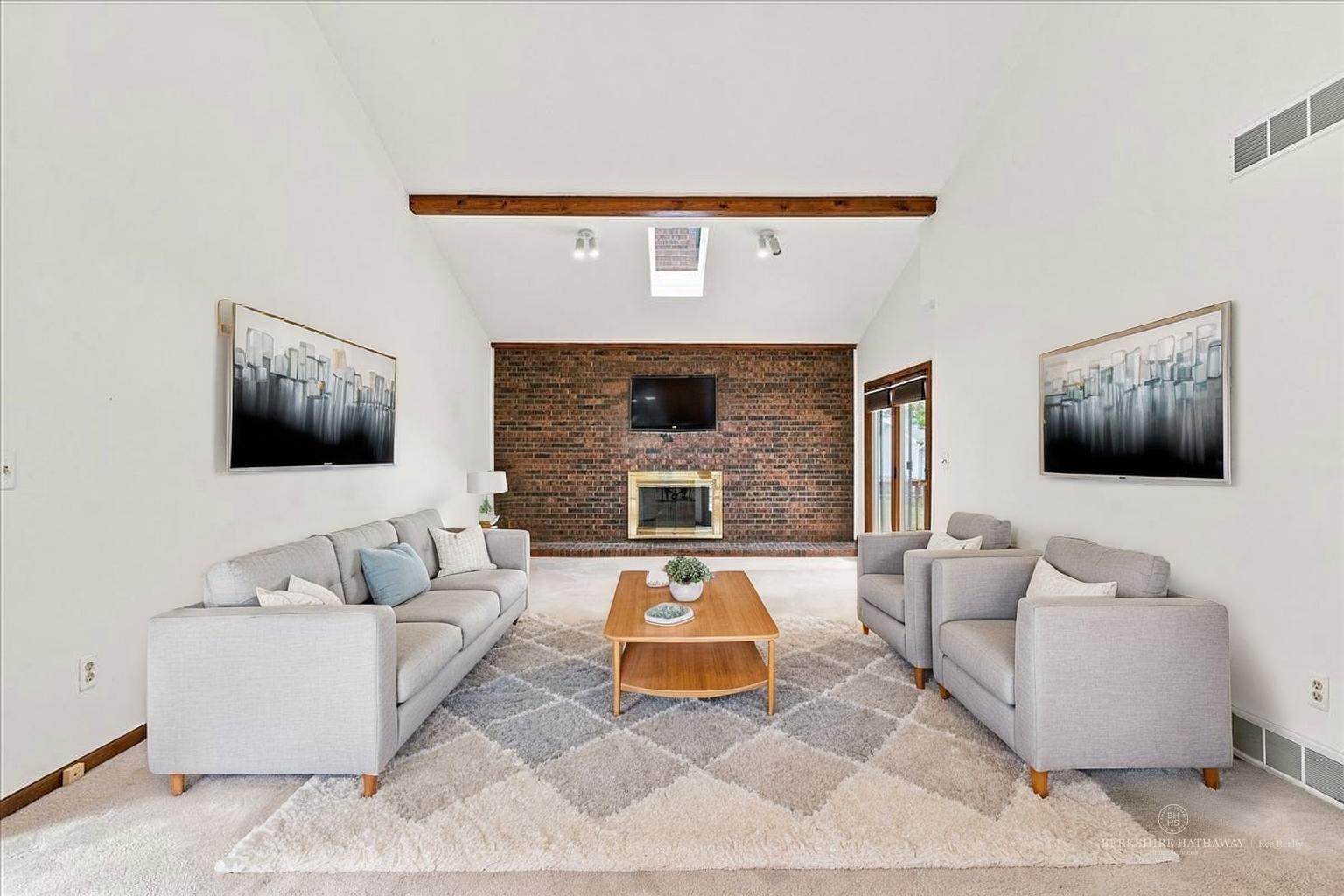 Image 3: Vaulted Ceiling