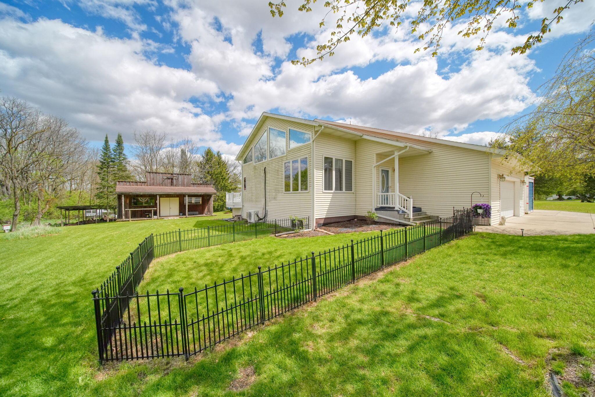 Image 4: 1-web-or-mls-DSC00327_HDR