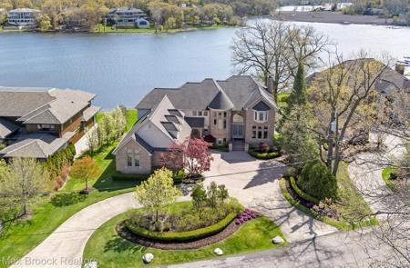 1832 Long Lake Shore Drive