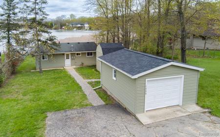 1998 Lakeview Drive