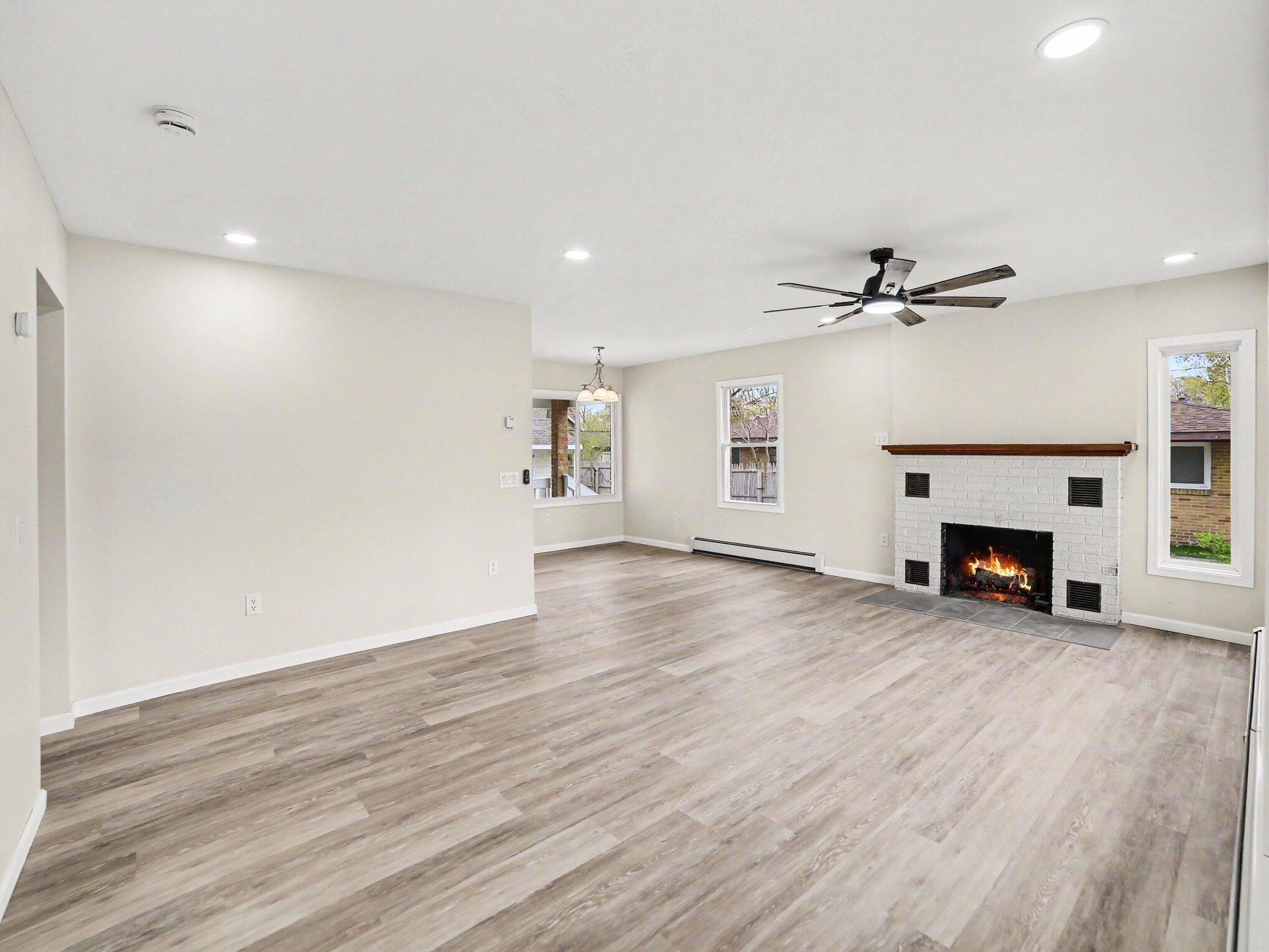Image 4: Cozy bright livingroom