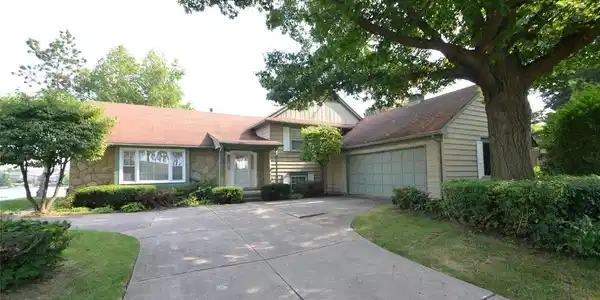 320 LAKES EDGE Drive