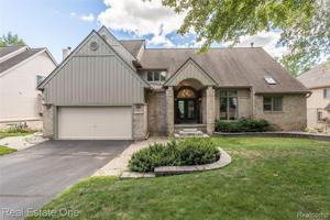 6129 BEACHWOOD Drive