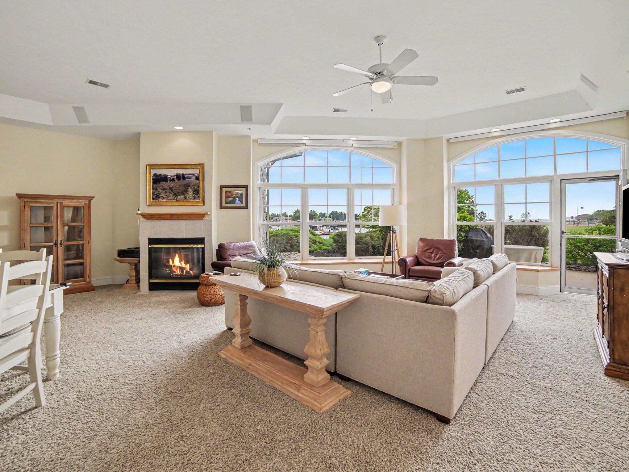 Image 3: Living room