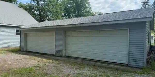 Image 3: 2.5 car garage