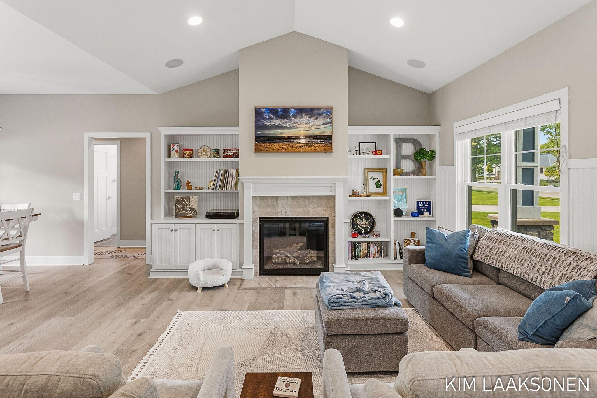 Image 4: Living Rm w fp
