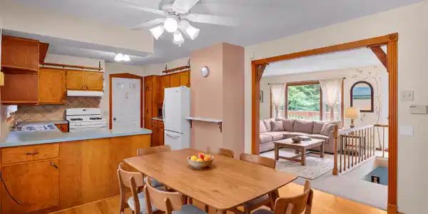 Image 4: Dining Area