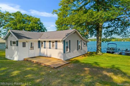 4432 E CEDAR LAKE Drive