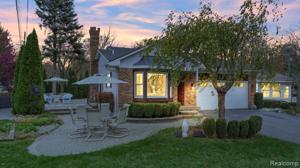727 LAKESIDE Drive