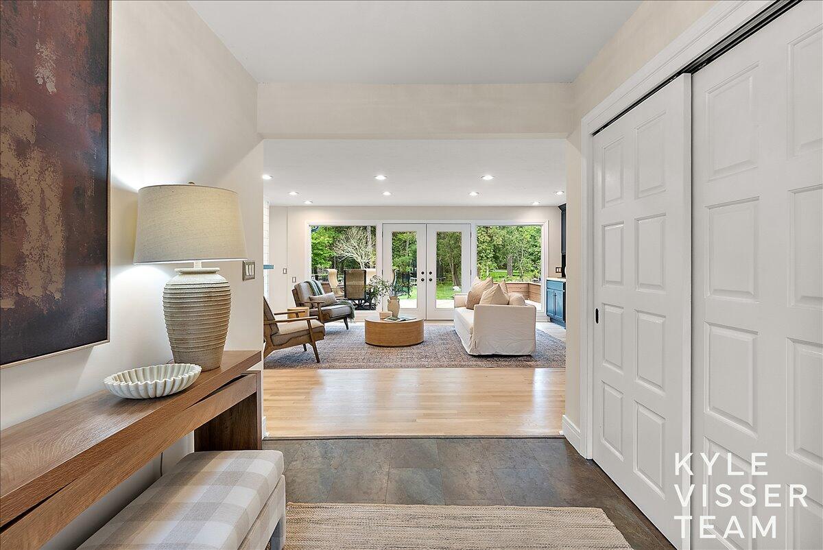 Image 4: Foyer