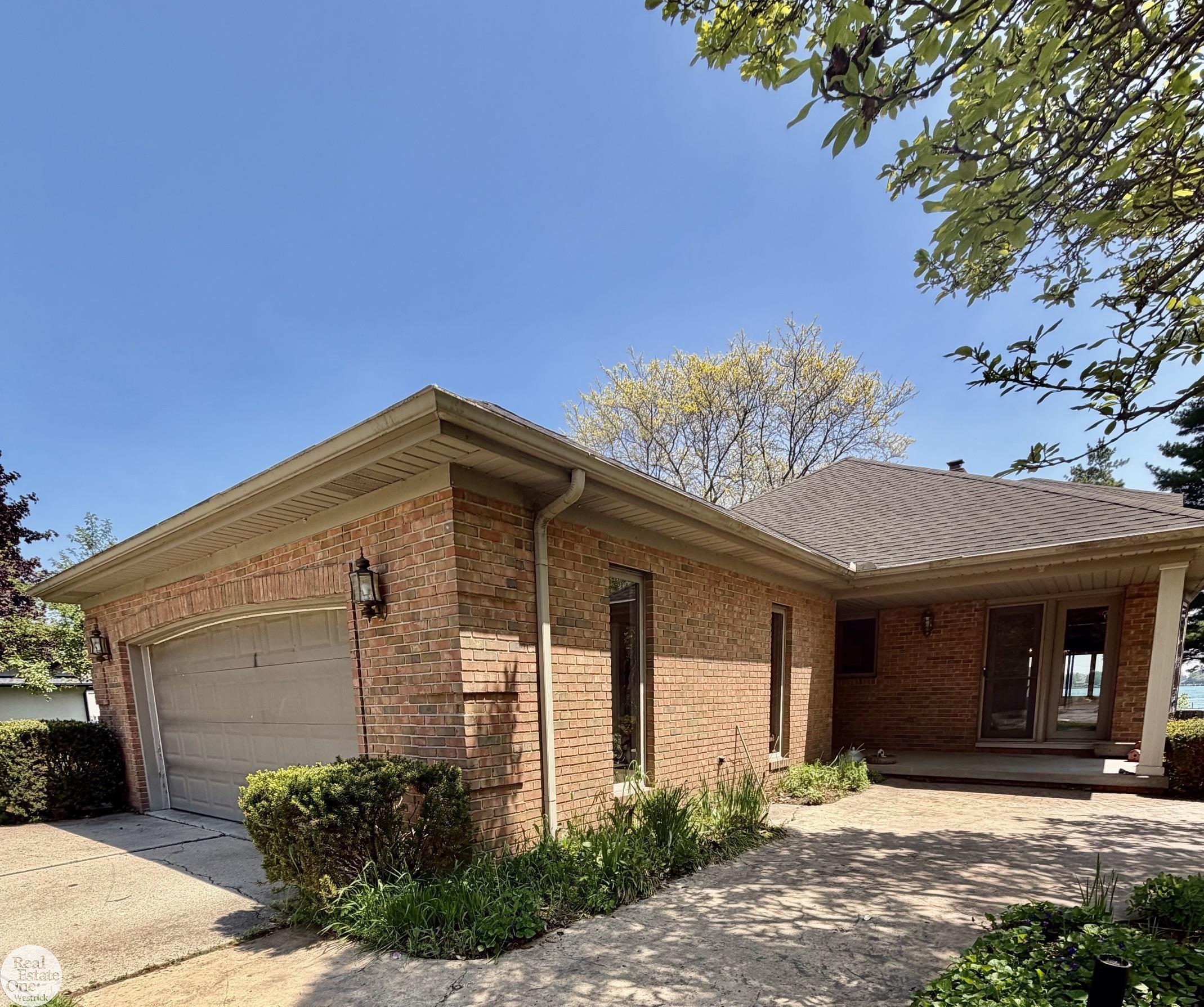 Image 3: Garage and entry