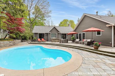 2338 Lakeshore Drive