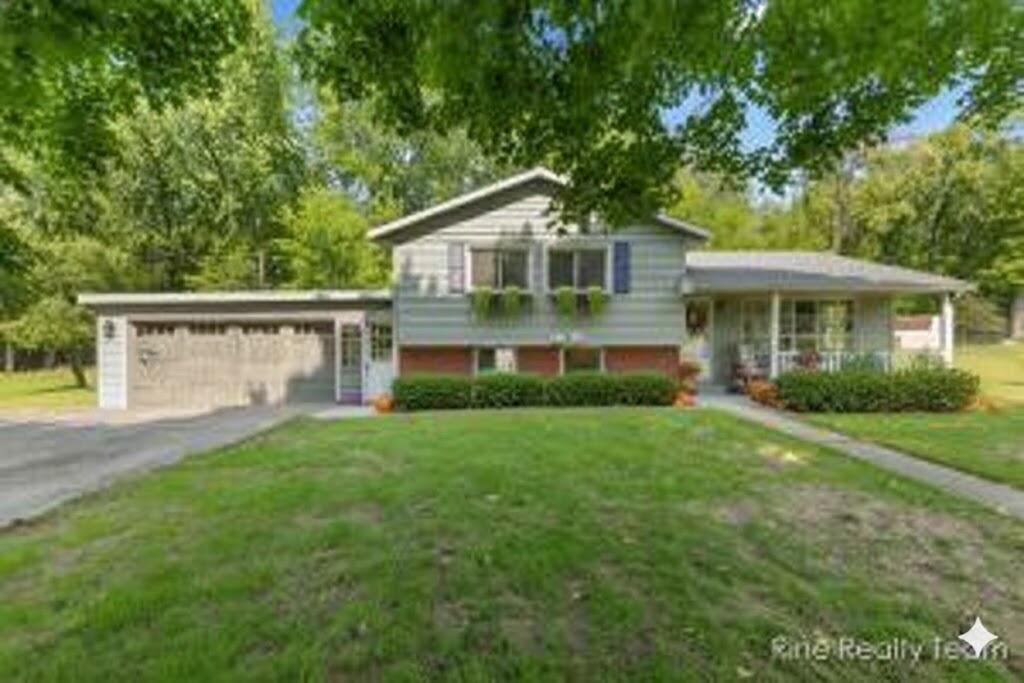 Image 1: FRONT OF PROPERTY