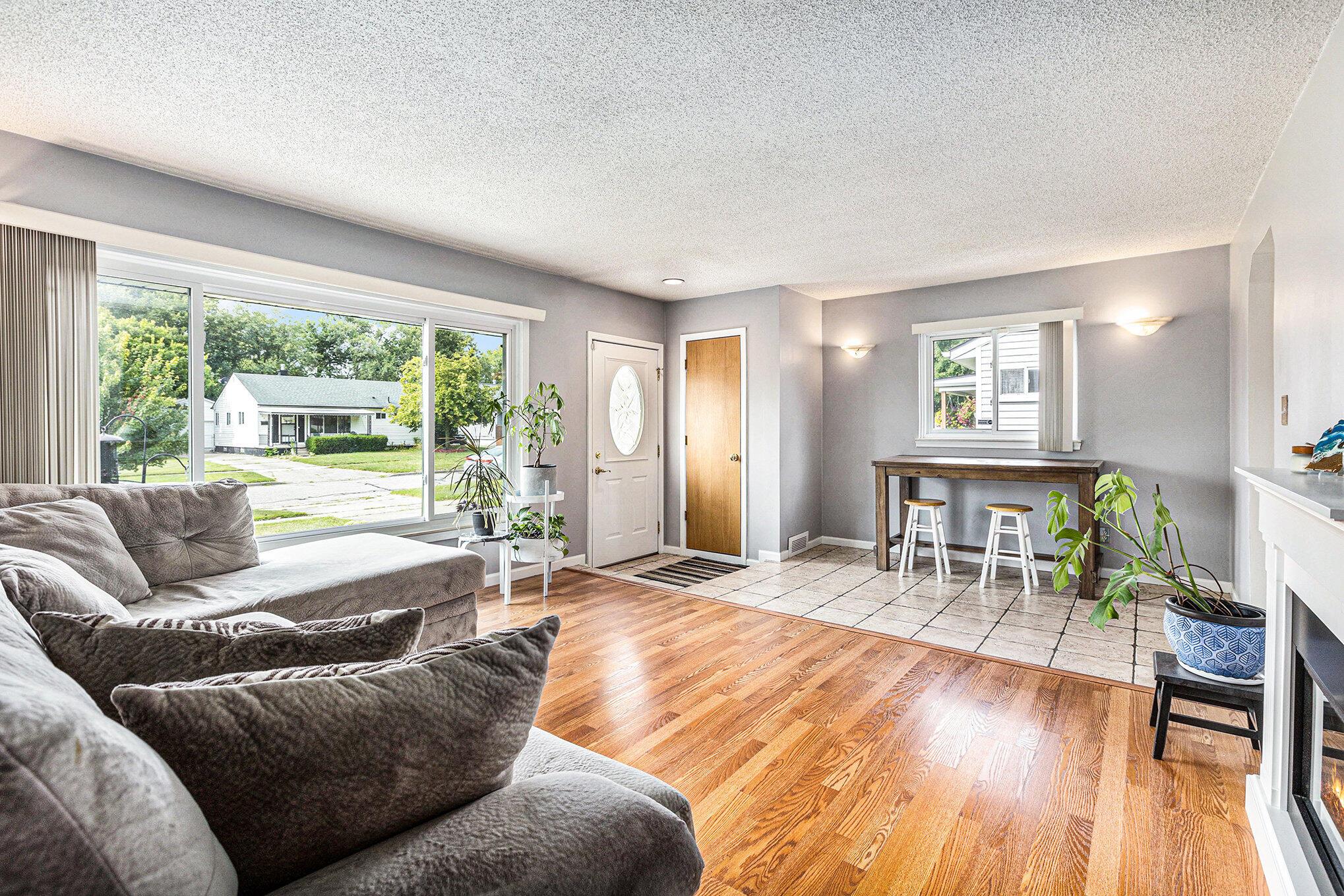Image 4: Living Room 2jpg