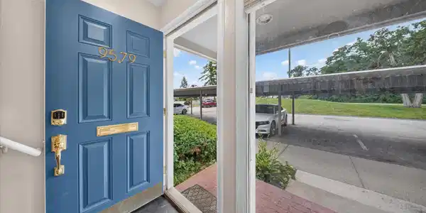Image 4: Entrance Foyer