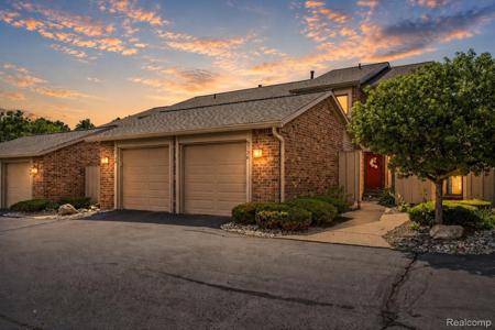 5736 Woodland View