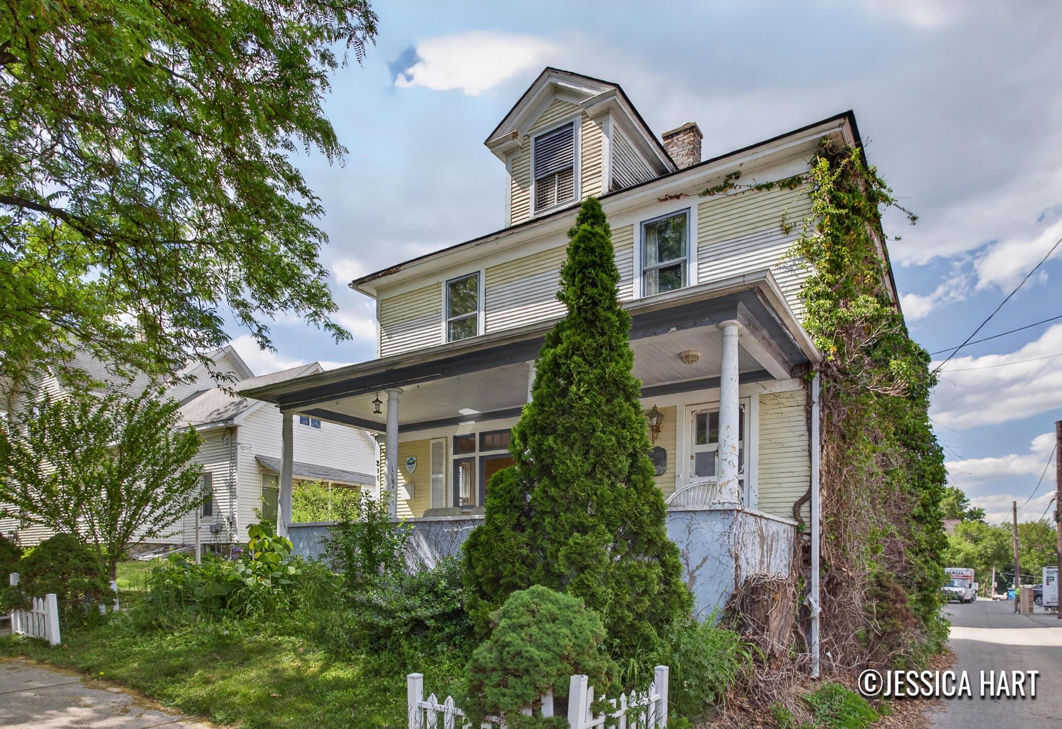 Image 1: 211 Trowbridge St NE_32