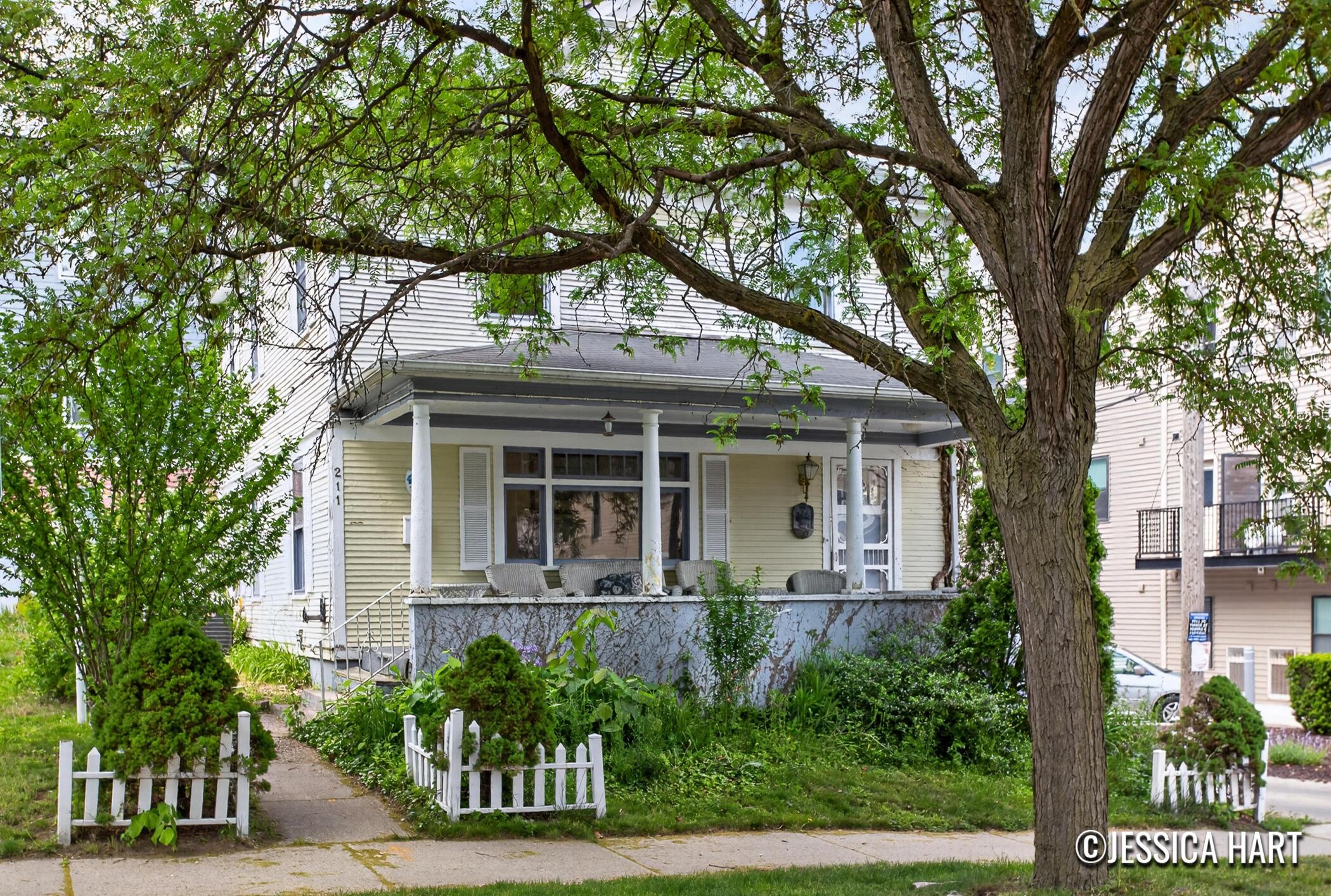 Image 2: 211 Trowbridge St NE