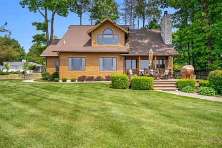 5549 S Lakeshore Drive