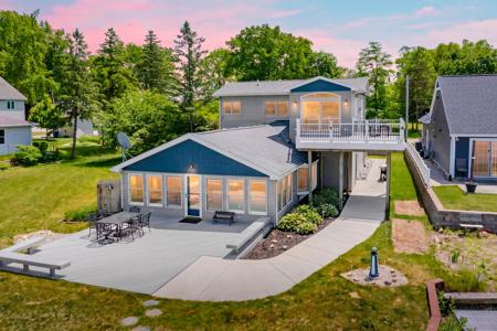 7118 Shoreline Drive