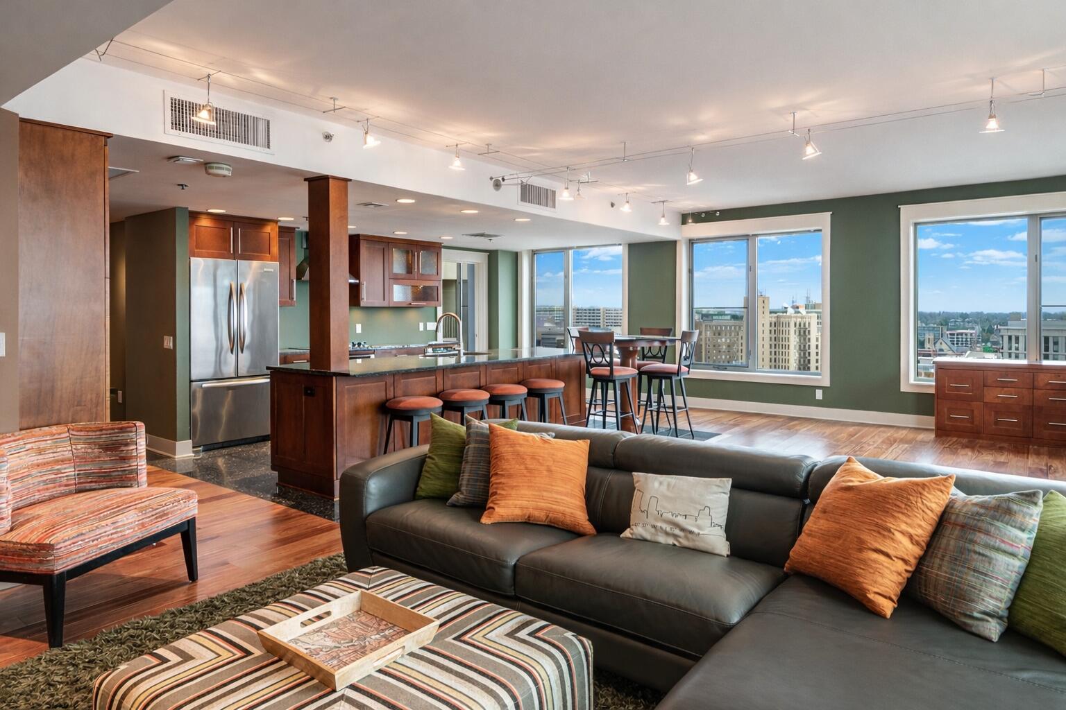Image 4: Living Room