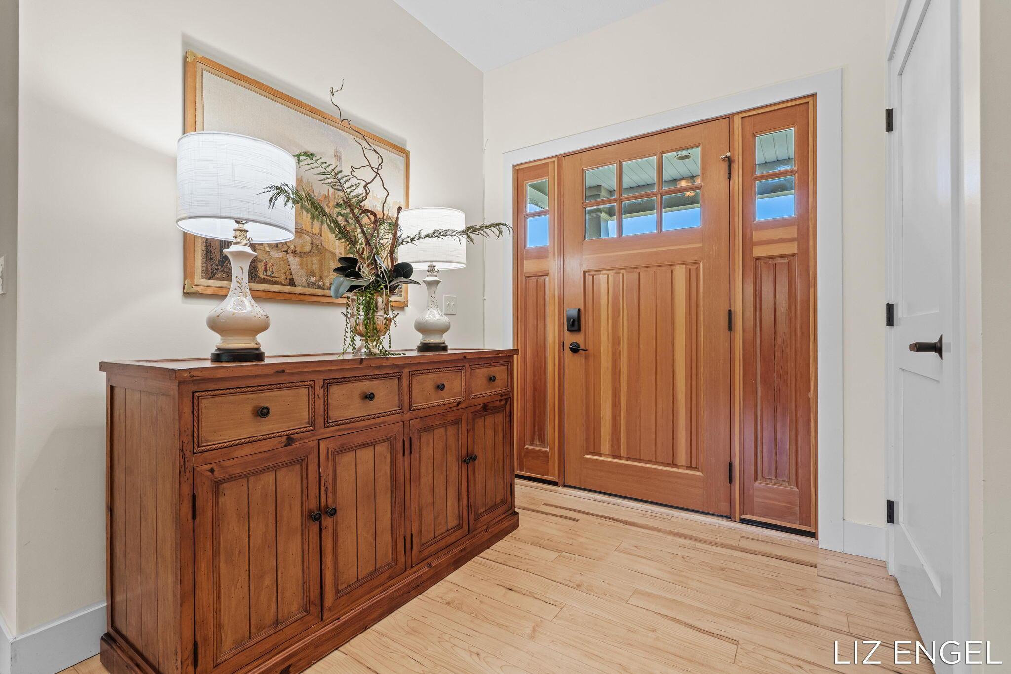 Image 4: Foyer