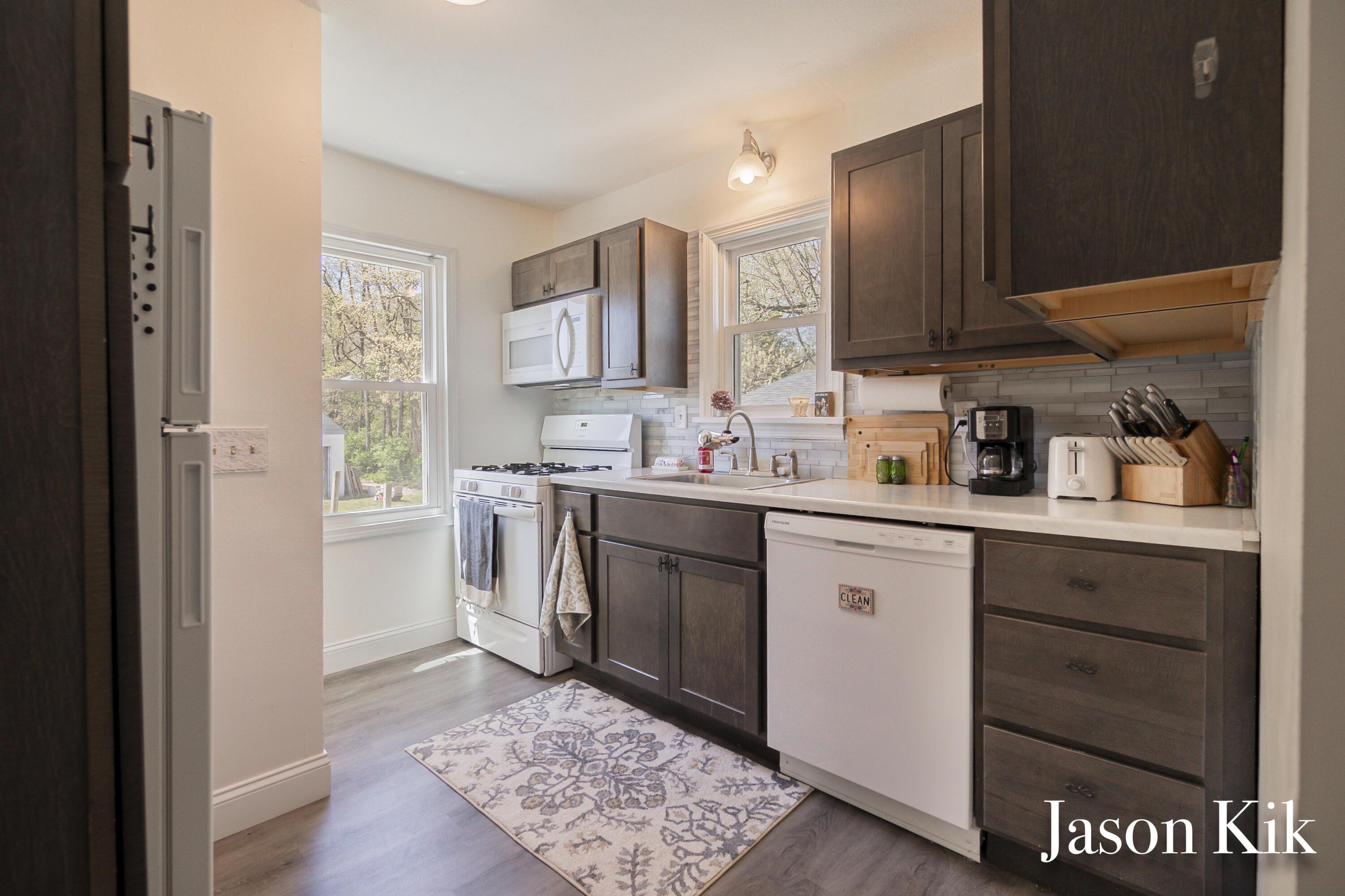Image 3: Kitchen
