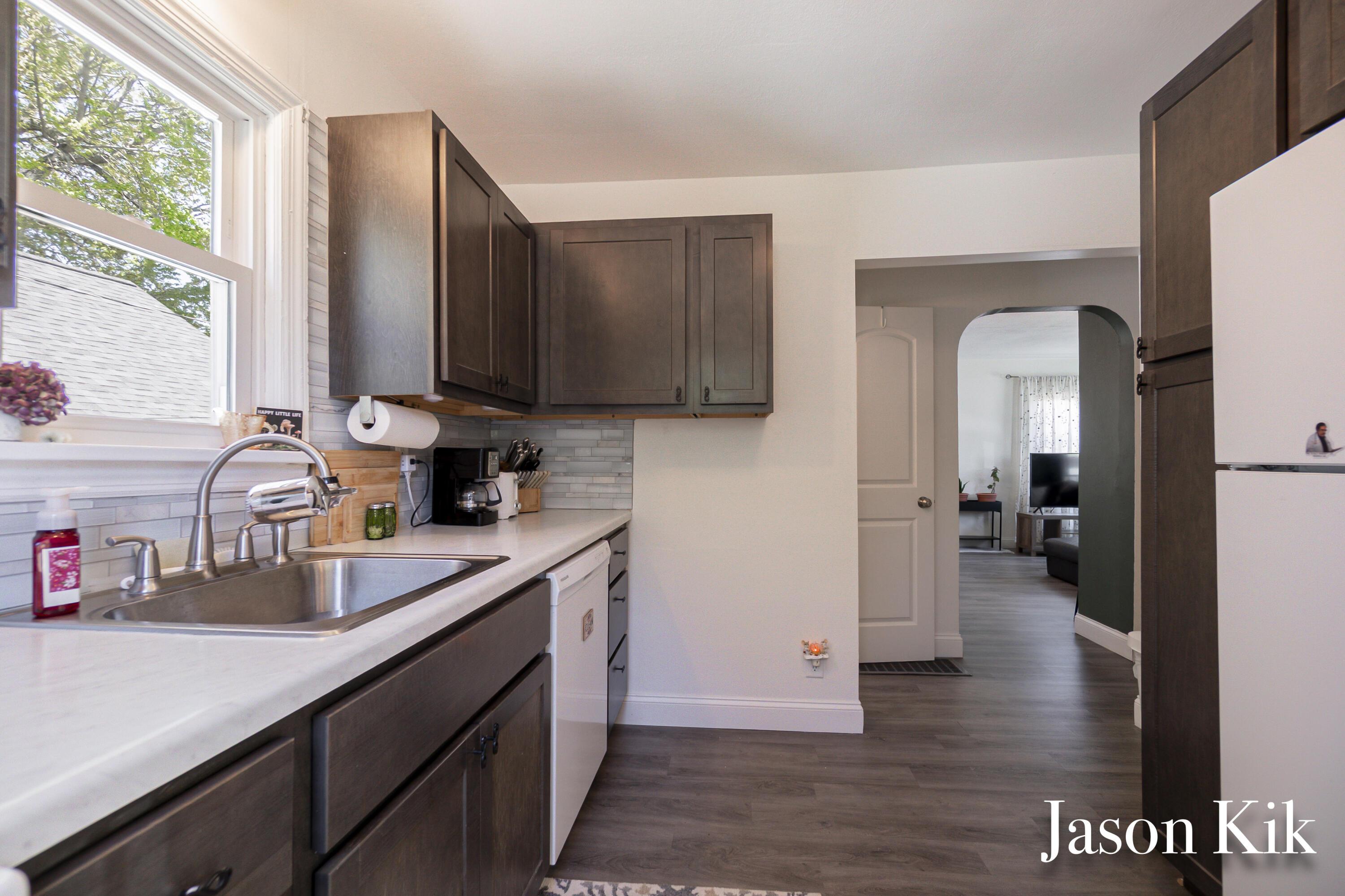 Image 4: Kitchen