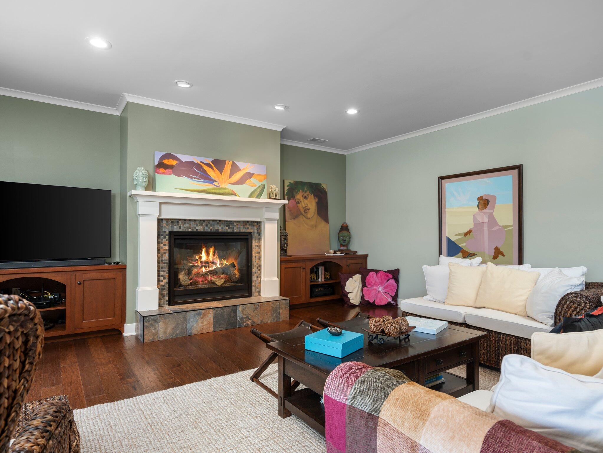 Image 4: Living Room