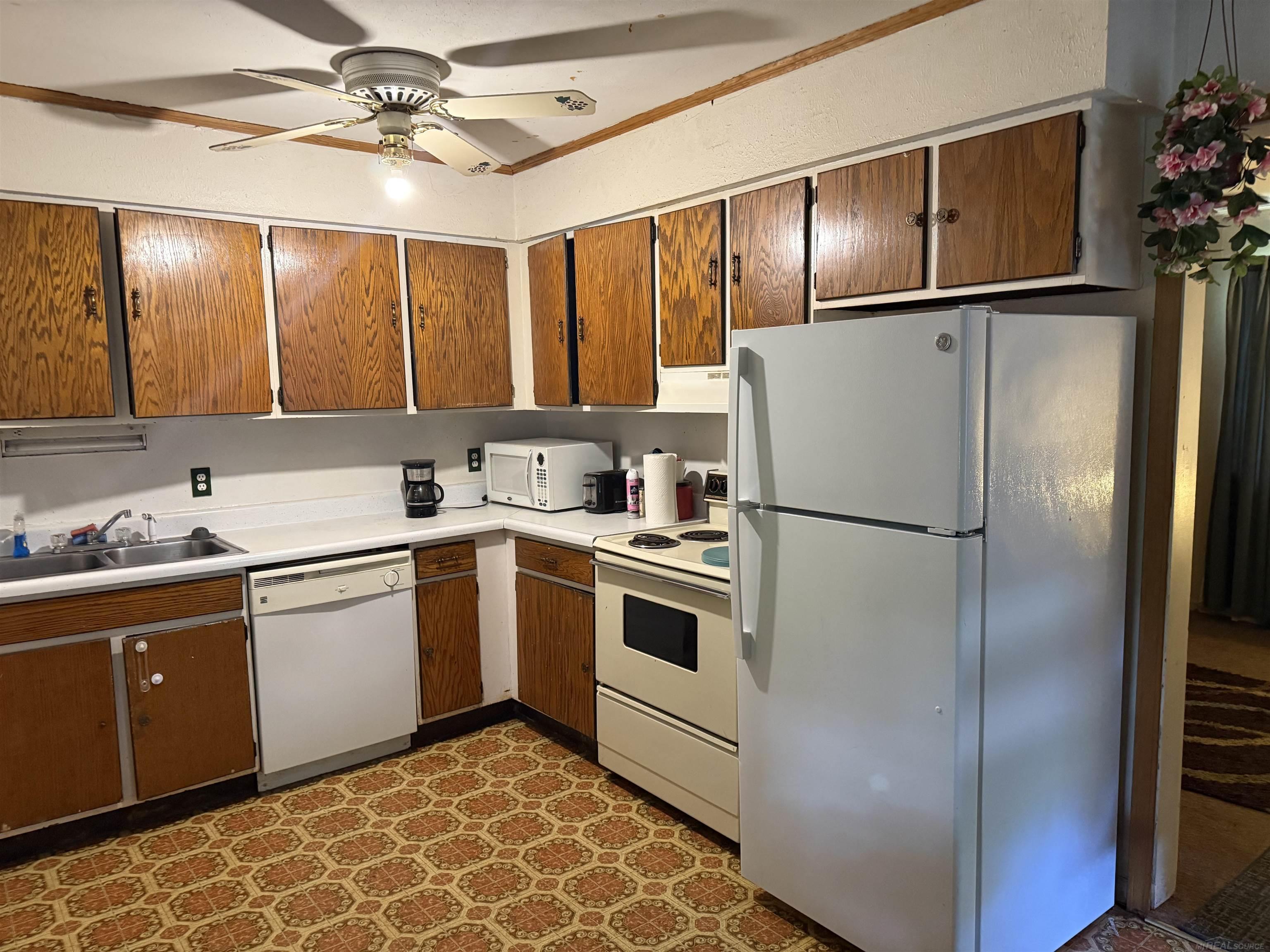 Image 2: Spactious Kitche