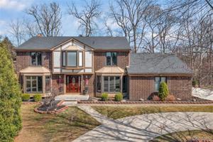 1722 HIVIEW Court
