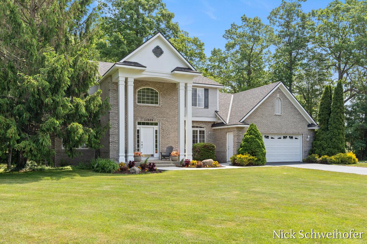 Image 2: 11220-Oak-Grove_002