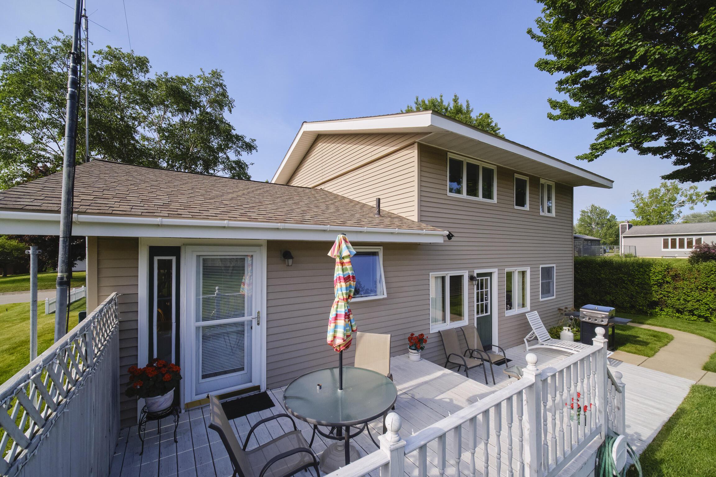 Image 4: Deck
