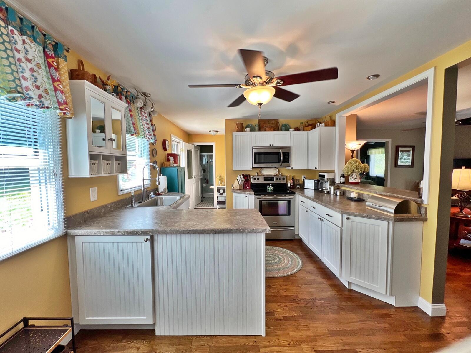 Image 4: 4 Kitchen