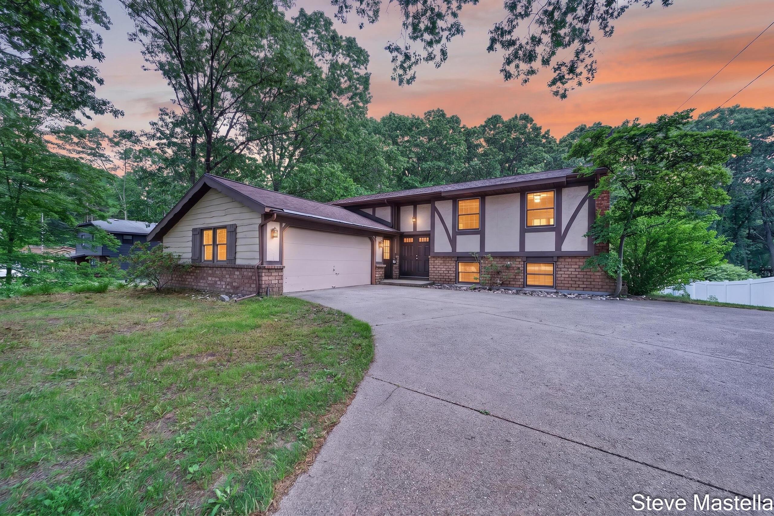 Image 3: 18746 North Fruitport Road (1 of 30)