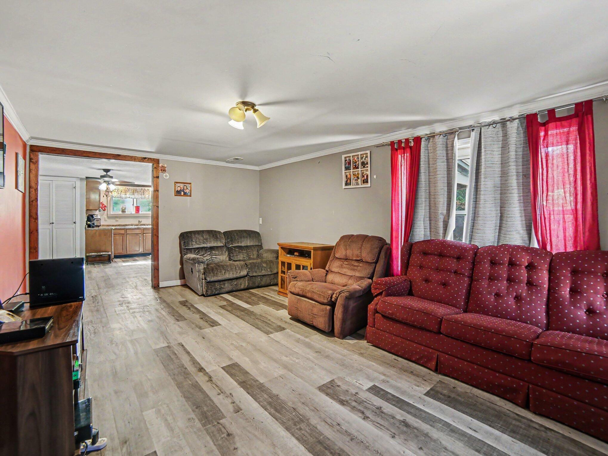 Image 3: Living Room