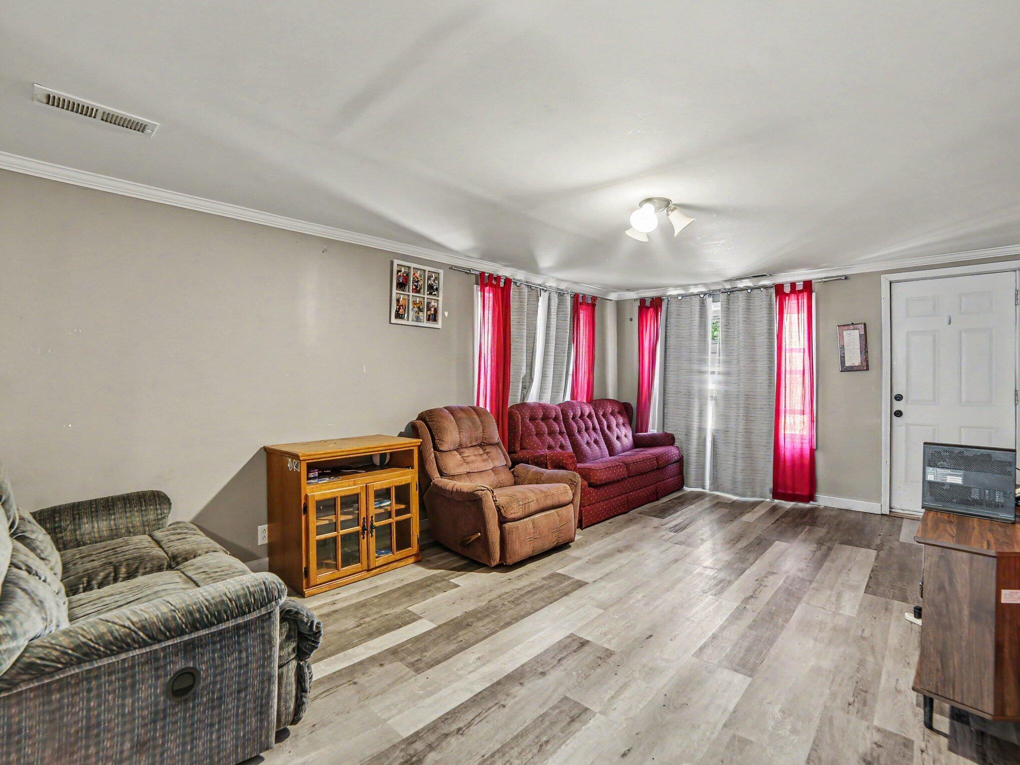 Image 4: Living Room