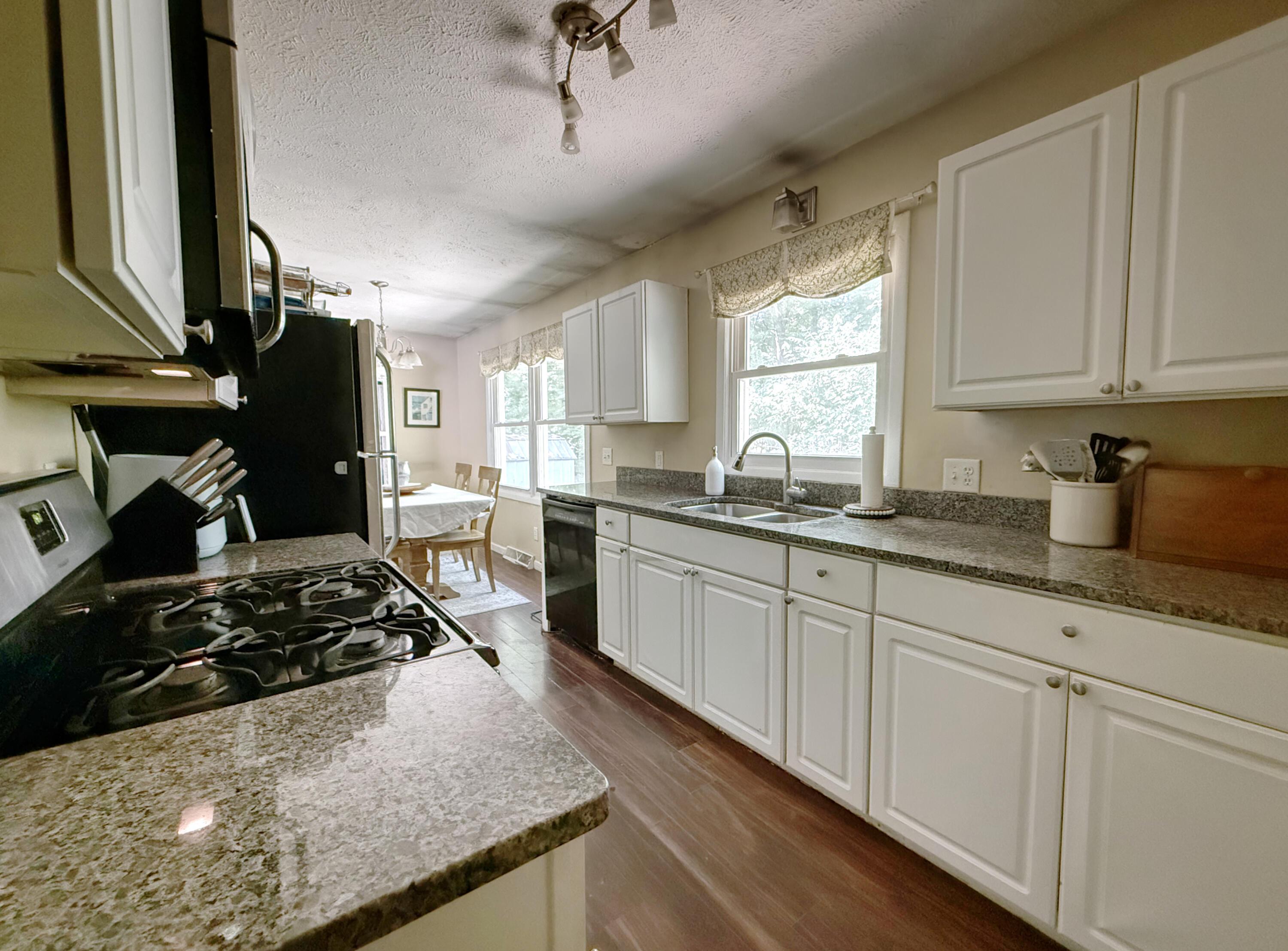 Image 4: kitchen