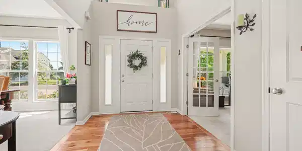 Image 3: 3 Front entry