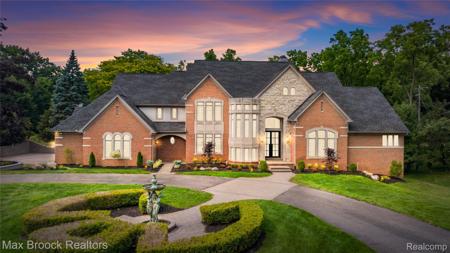 1888 W Tahquamenon Court