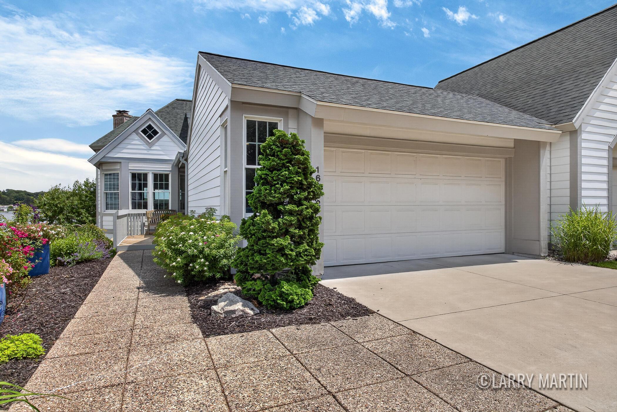 Image 4: 16952 Landing Dr_44