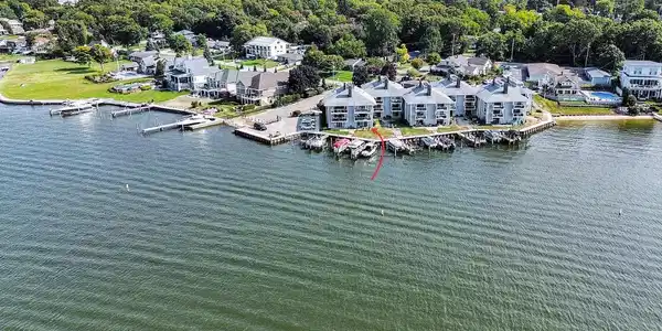 400 Lakeview Court