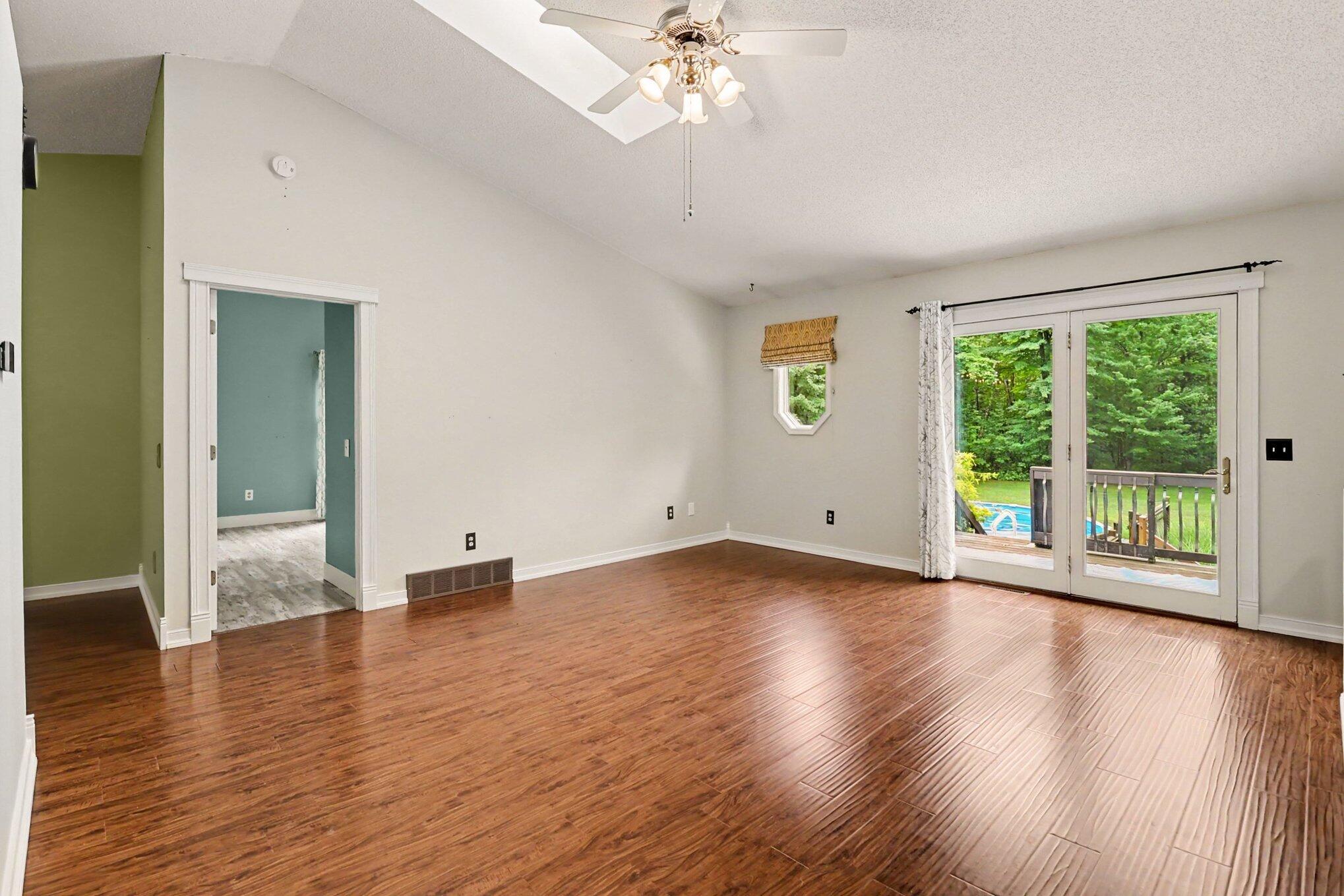 Image 3: Living Room