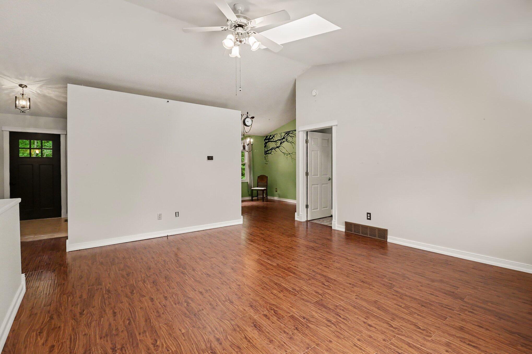 Image 4: Living Room