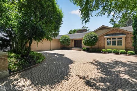 5161 Ledgewood Drive