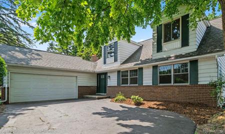 2711 Armstrong Drive