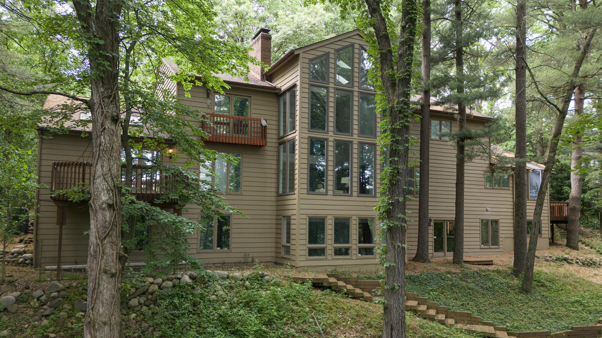 Image 3: Back Of Home