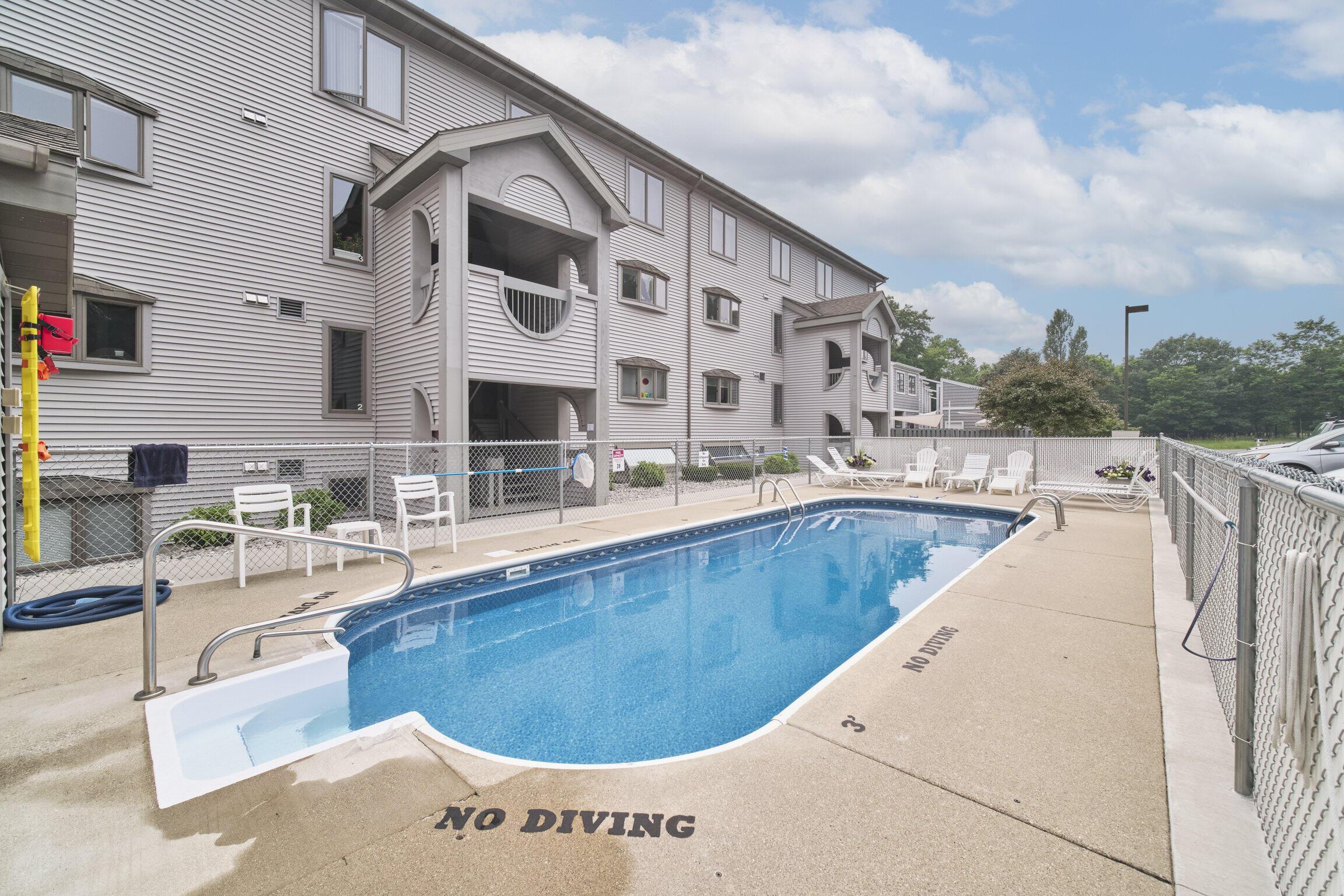 Image 3: Outdoor pool